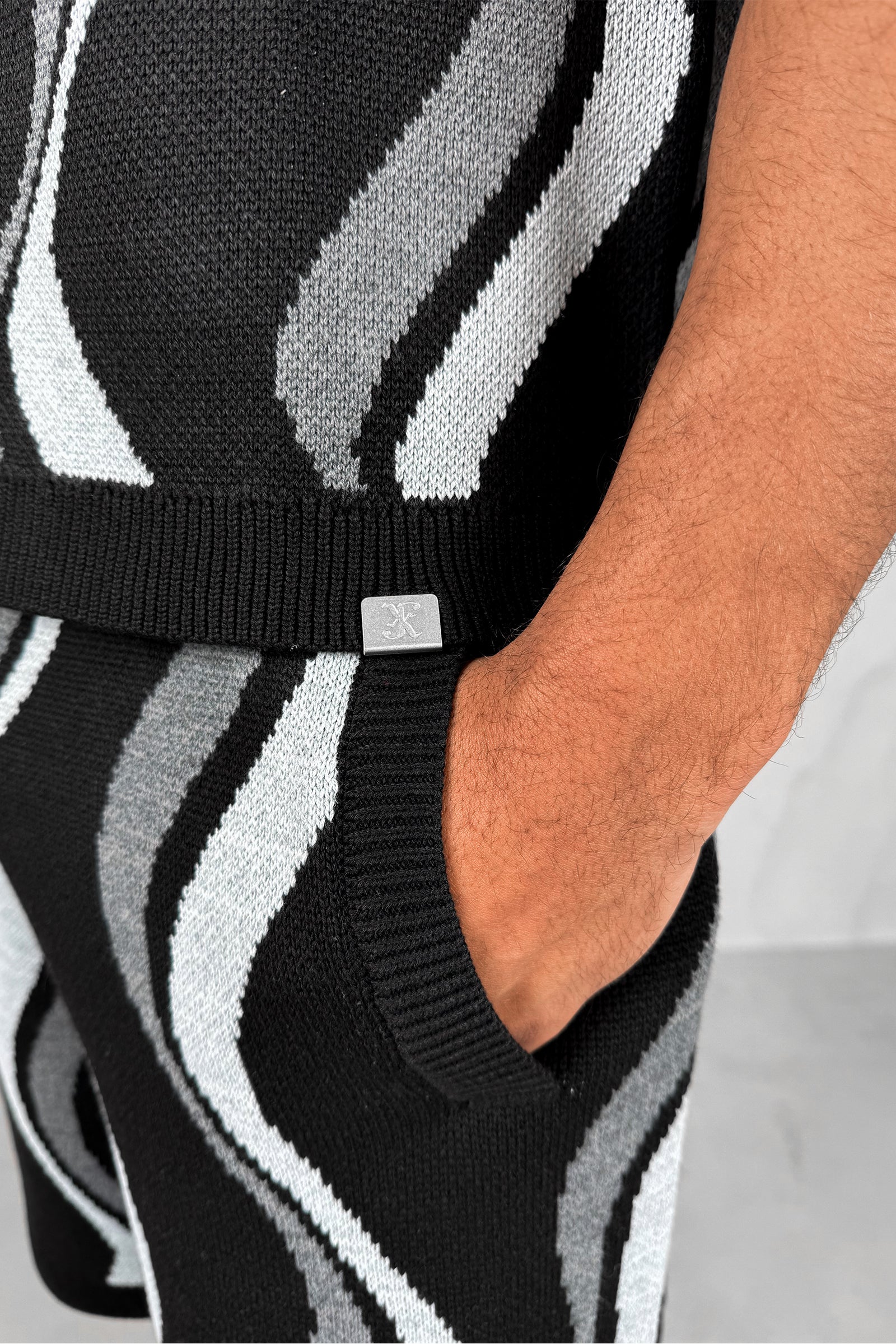 Boxy Flow Knitted Shirt - Black - Image 9